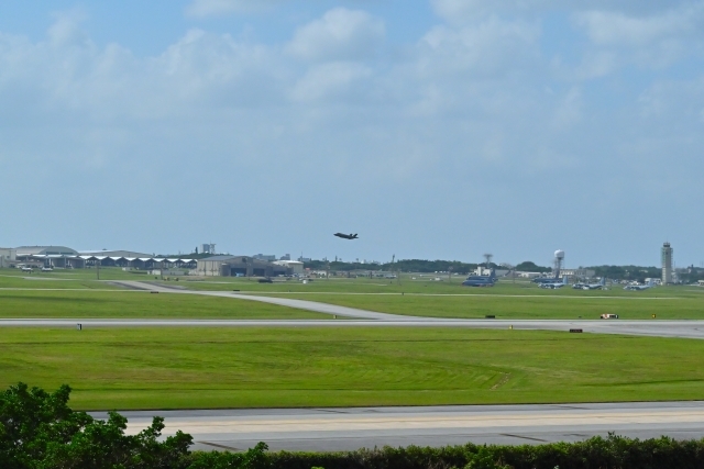 嘉手納飛行場の離発着を見ながら、巨大なチーズバーガーを楽しむ「道の駅かでな」