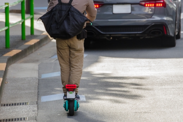 街中で見かけるようになった電動キックボード、保険の加入は必要？