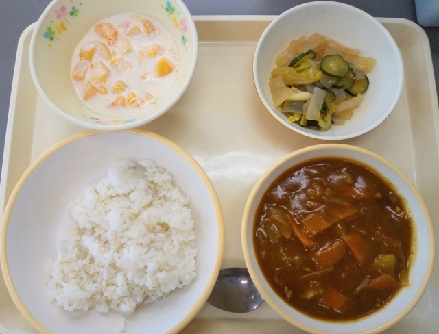 今が特に注意！怖い食中毒から身を守るには？