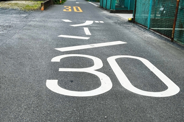 生活道路の法定速度が「30km」に！改正道路交通法施行令が閣議決定