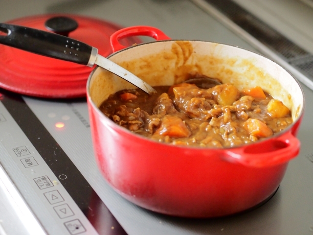 女性がカレーを作ると、どうして野菜ゴロゴロカレーになるの？