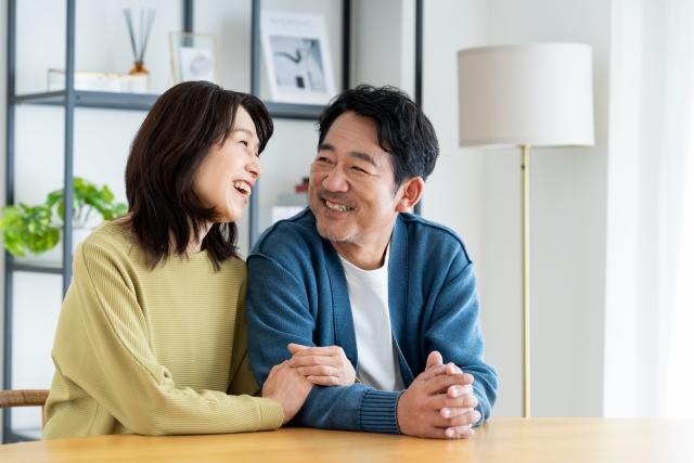 結婚しない若者が増える中、50・60代の「ラス婚」が増えている?