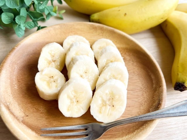 ナイフとフォークで?バナナの正しい食べ方とは