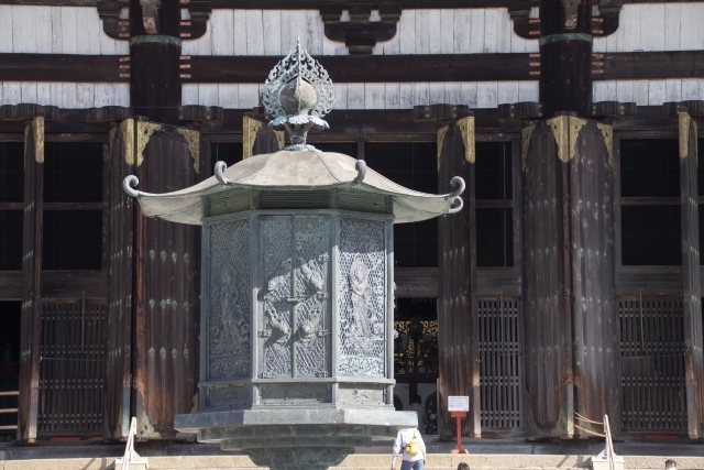 東大寺では大仏とセットで見たい!国宝・金銅八角燈籠