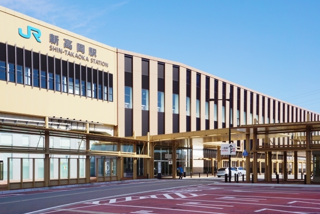 伝統の高岡銅器で涼を届ける!新高岡駅に響く風鈴の調べ