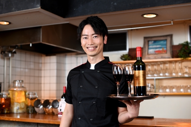店員にも「投げ銭」できる時代?スマホでチップを送る機能が増加中