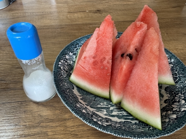 フルーツの食べ方で世代がバレる?塩や砂糖をかけて美味しく食べる工夫!