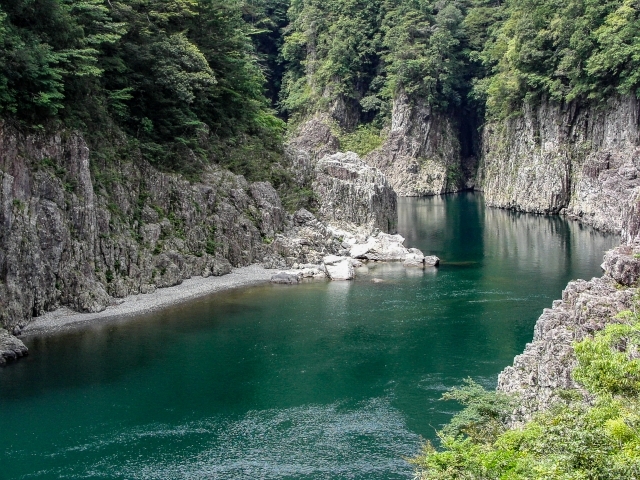 伝統と迫力!和歌山県の「北山川観光筏下り」