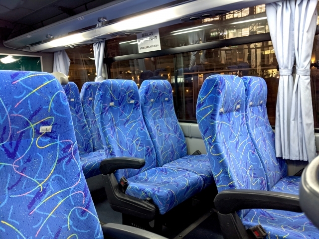 高速バスの「相席ブロック」は違法？弁護士が解説