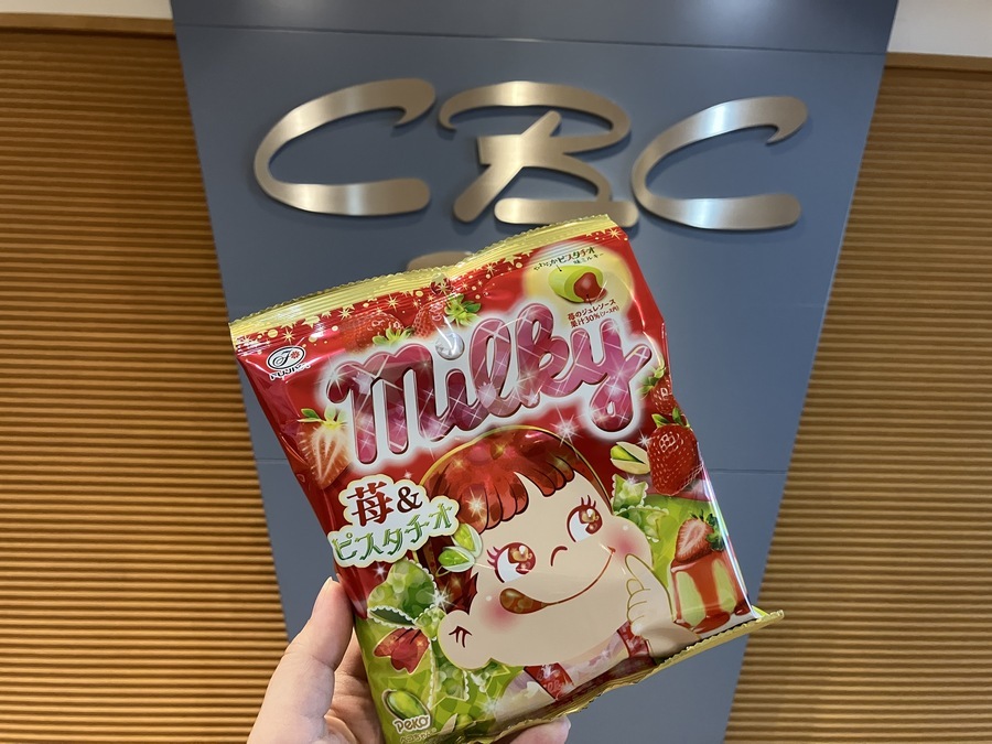 リッチな味わいが楽しめる！不二家「ミルキー（苺&ピスタチオ）」