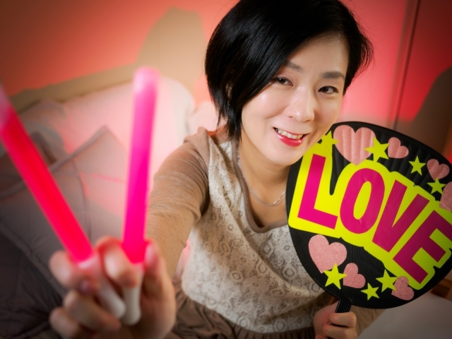 推しとの出会いは突然に！母のアイドル愛が暴走、娘は降参