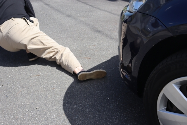 歩行者が信号無視で飛び出し接触！車の過失がゼロにならないのはなぜ？