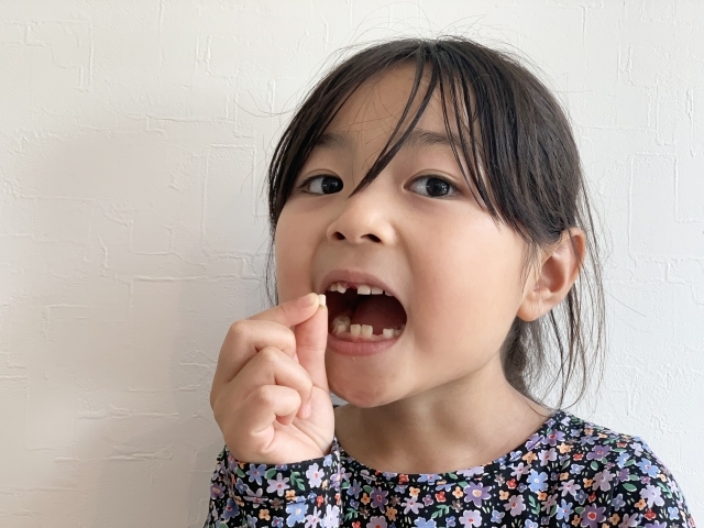 抜けた乳歯、投げるのはもう古い！