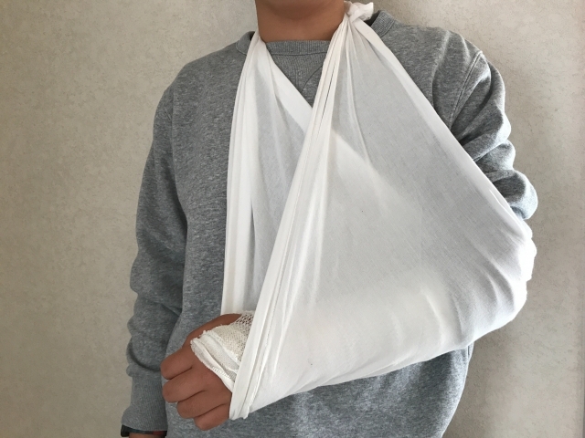 三角巾で腕を吊っていた同級生を、いまだにうらやむ男たち。