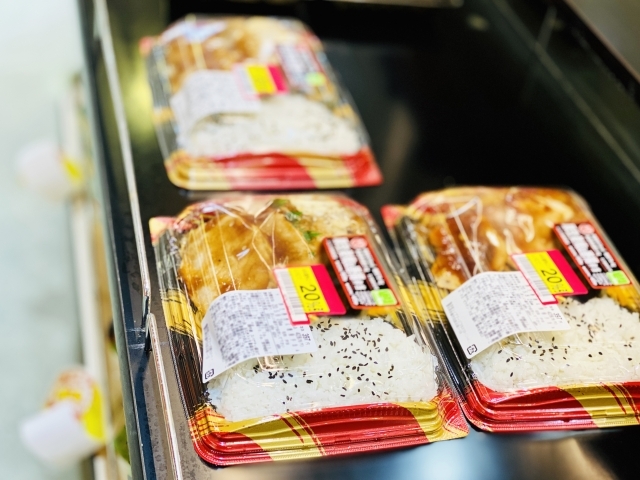 割引シールは消え、小鉢には謎のスルメ…期待を裏切る食の現実