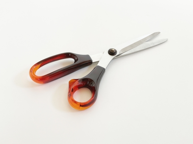 ハサミさんのおまじないは効く？お布施不要の「ハサミ教」とは