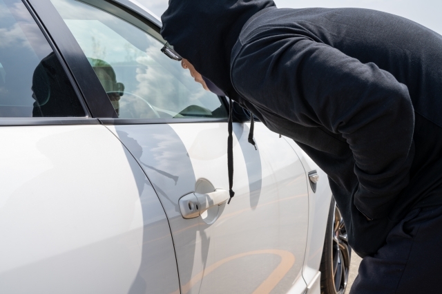 北海道の元男性教諭、酒に酔って盗難車で海に突入、さらに別の車で寝込む
