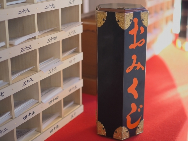 初詣で要注意！正しいおみくじの引き方