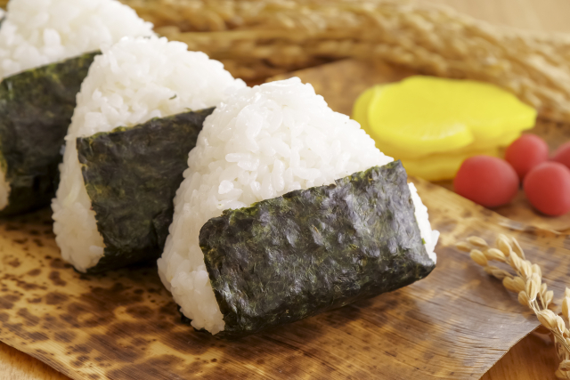 名前、形、海苔の違いは？知ればもっと美味しい、おにぎりの雑学
